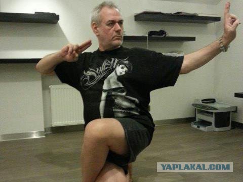 Опять Маша. По лезвию ходит.