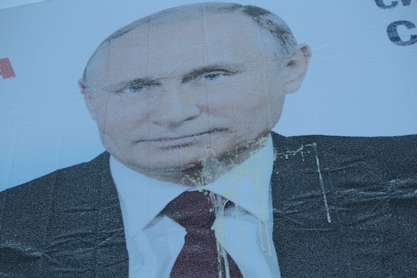 Не уберегли . Изображение кандидата в президенты забросали яйцами