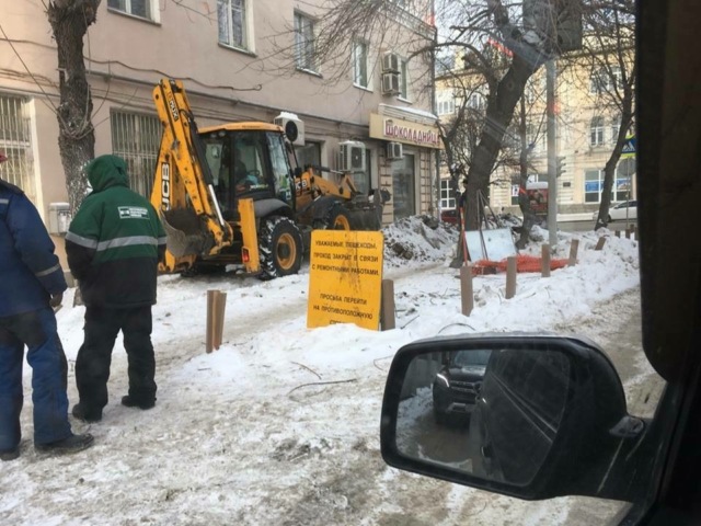 В Екатеринбурге рабочие раскопали газон, который местный предприниматель оборудовал по швейцарскому стандарту