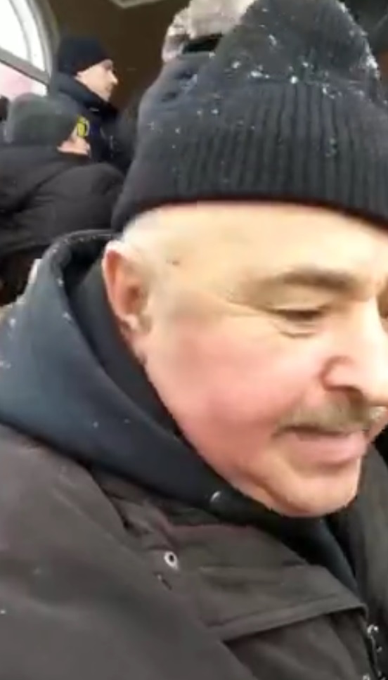Тоже европейцы стоят за гуманитаркой.