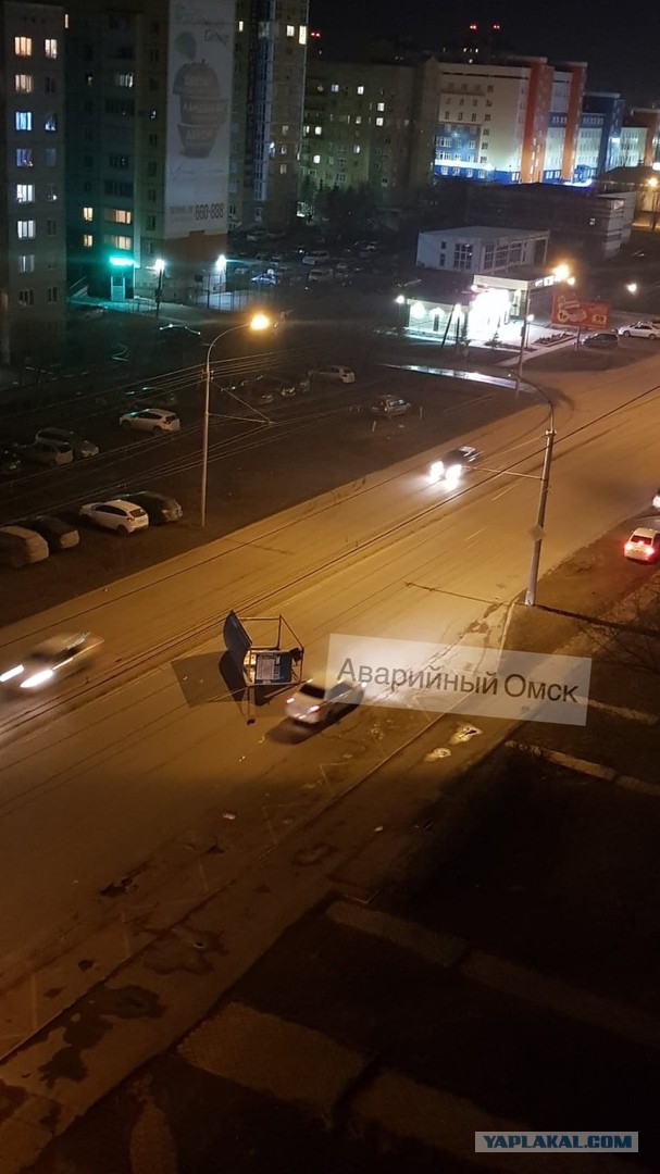 В Кокшетау, Казахстан, немного ветрено и сорвало крышу