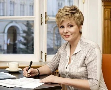 Дочь великого космонавта Юрия Гагарина теперь будет получать отчисления с мерча, где упоминается её отец
