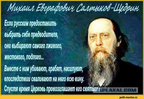 В Орске люди собрались на главной площади города, они жалуются на местные власти и на размер выплат после потопа