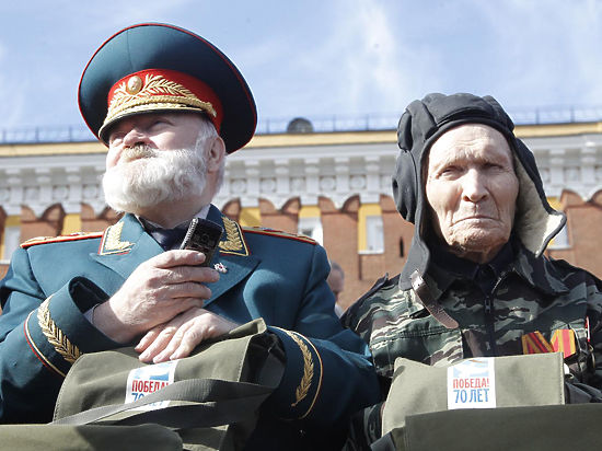 "ряженные" на трибунах Парада Победы