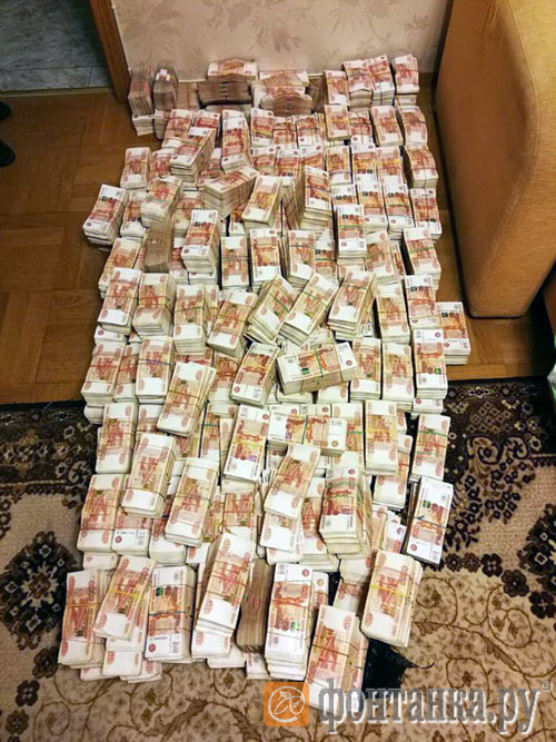 В Петербурге из дивана достали 605 млн рублей наличными