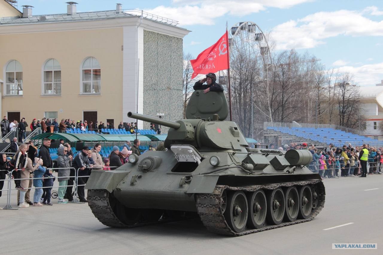 аллея героев верхняя пышма. парад победы в верхней пышме. 9 мая танк. день металлурга верхняя пышма. музей авиации пышма крылья победы.