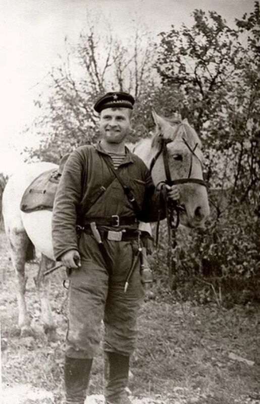Бравый морпех со знаменитой фотографии. Как сложилась судьба лейтенанта Николая Гарановского?