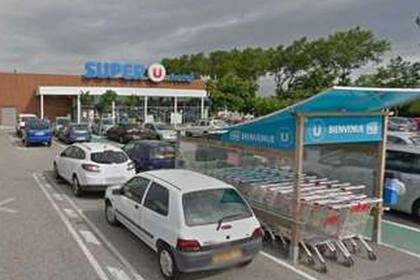 На юге Франции неизвестный захватил заложников в супермаркете. Заложники освобождены. Есть погибшие
