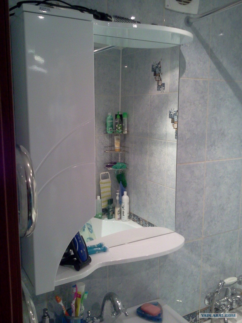 Как повесить шкаф в ванну. Крепления для зеркального шкафа в ванную. Зеркало-шкаф для ванной в хрущевке. Крепление шкафчика с зеркалом в ванной. Зеркальная ванная комната в хрущевке.