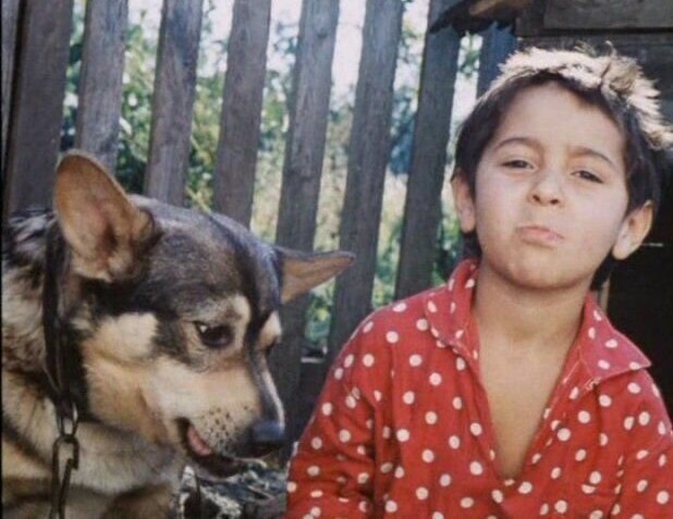 А может, это карлик? .....10-летний за рулём....
