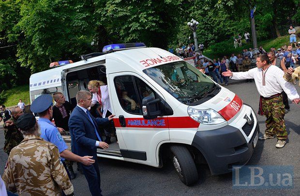 Митингующие заблокировали выходы из Рады