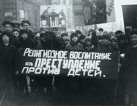 В Перми атеисты вышли с провокационными плакатами на митинг против мракобесия