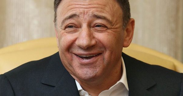 Приставы за сутки превратили в пешеходов десяток владельцев дорогих иномарок