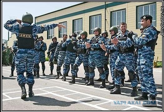 В Чечне сотрудники СОБР и ОМОН устроили перестрелку около кафе — погибли двое человек, ещё трое получили ранения