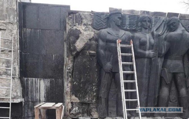 Во Львове демонтируют советский Монумент Славы