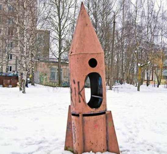 Детская площадка полыхает в Новой Москве в Кокошкино