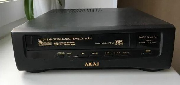 «Play and replay» — реклама видеомагнитофона Akai VTS–100S в журнале «Penthouse», декабрь 1971