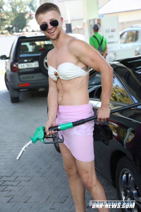 Креативный маркетинг. Бензин в обмен на сиськи.