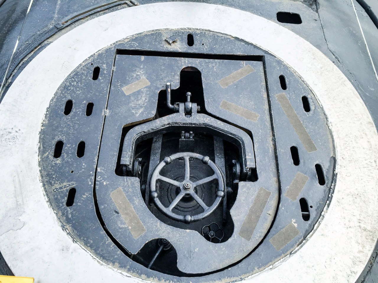 Задраить люки. Верхний рубочный люк подводной лодки. Аварийно-спасательный люк АПЛ. Переборочный люк подводной лодки. Рубочный люк подводной лодки диаметр.