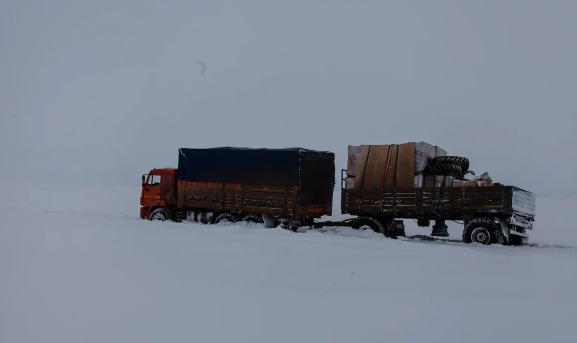 Туда, где нет дорог, но живут люди: Репортаж о "дальнобоях", которые ходят в Арктику и неделями живут в своих машинах