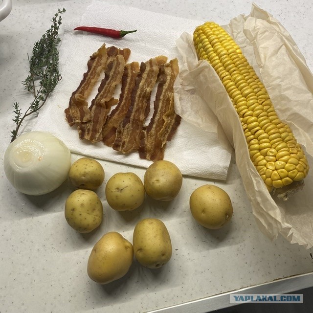 Рыбный чаудер с картофелем, кукурузой и хрустящим беконом.