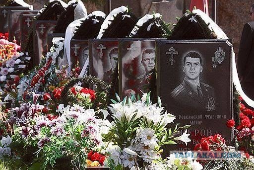 В Беслане школьница пригласила на линейку спасшего ее спецназовца