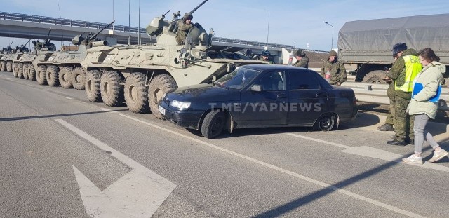 На трассе "Таврида"  БТР протаранил легковушку