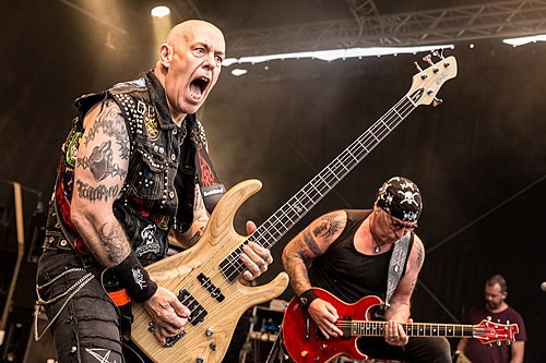 Пользователи Твиттера заметили сходство во внешности Евгения Пригожина и басиста из метал-группы Venom Inc.