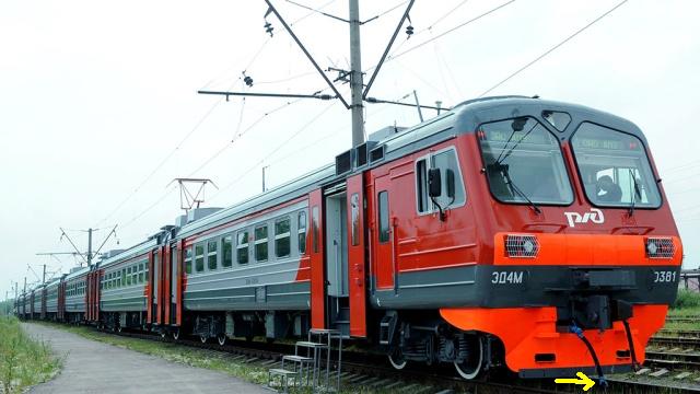 Подросток лег под несущийся поезд