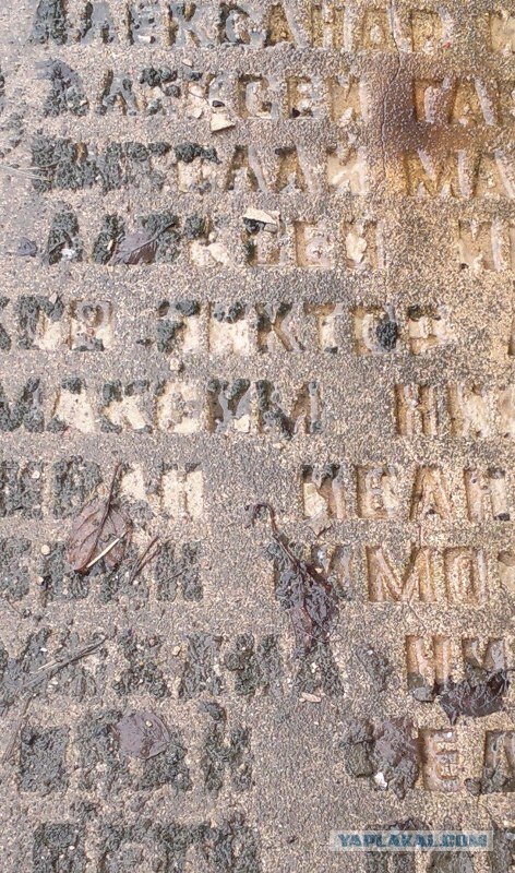 Хозяин вымощенной надгробиями дачи подает в суд