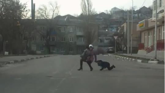 Маму с ребенком сдуло...