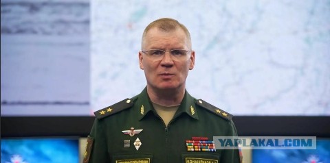 Момент попадания ракеты в воду Киевской гавани рядом с Гаванским мостом, ведущим на Рыбальский остров, где расположена штаб-квартира ГУР Украины