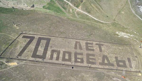 Каждую осень в лесах графства Донегол, Ирландия, появляется огромный золотой крест