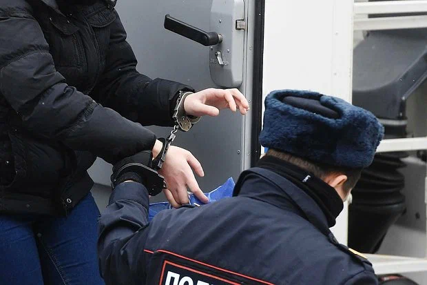 В Москве арестовали двоих полицейских, обвиняемых в изнасиловании девушки.