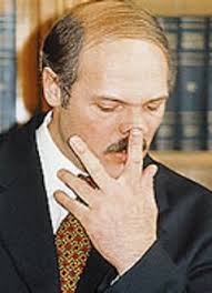 Лукашенко, который смотрит на разные вещи
