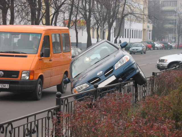 Парковка на заборе