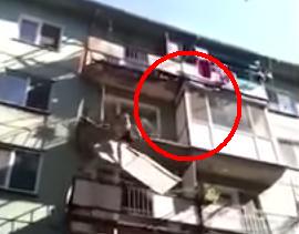 В Энгельсе мужчина пытался доказать коммунальщикам, что его балкон требует ремонта. Раскачал его и упал вместе с ним с 4 этажа