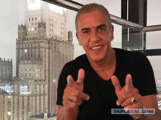 Французский актер Сэми Насери получил по лицу в московском караоке-баре