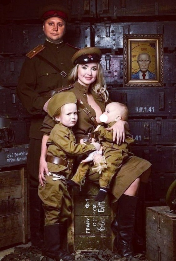 По центру Нижнего Тагила провезли клетку с «пленным немцем» и собаками