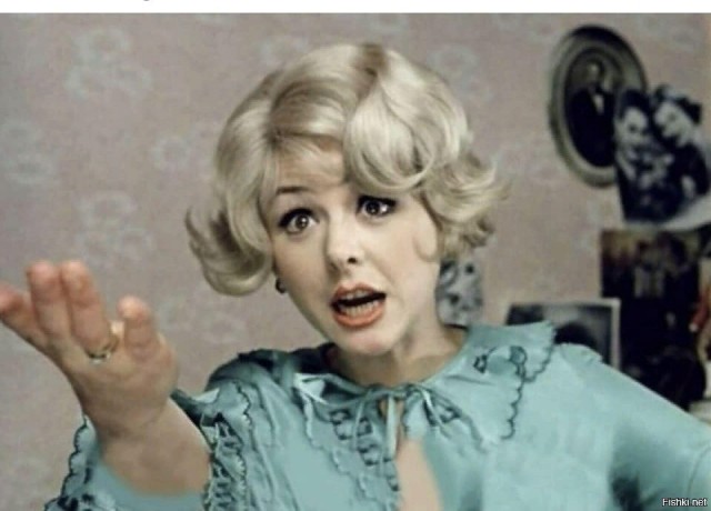 Полицейский автомобиль застрял на трамвайных путях на Чертановской улице столицы.