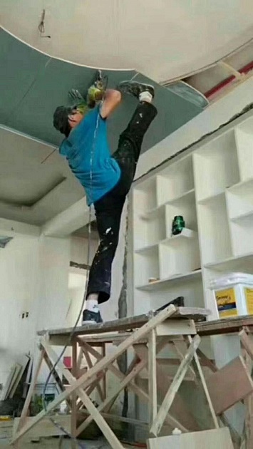 Закрыла багажник без рук