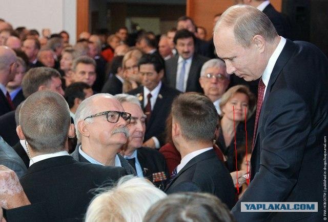 Oхрана на дает упасть Михалкову на колени