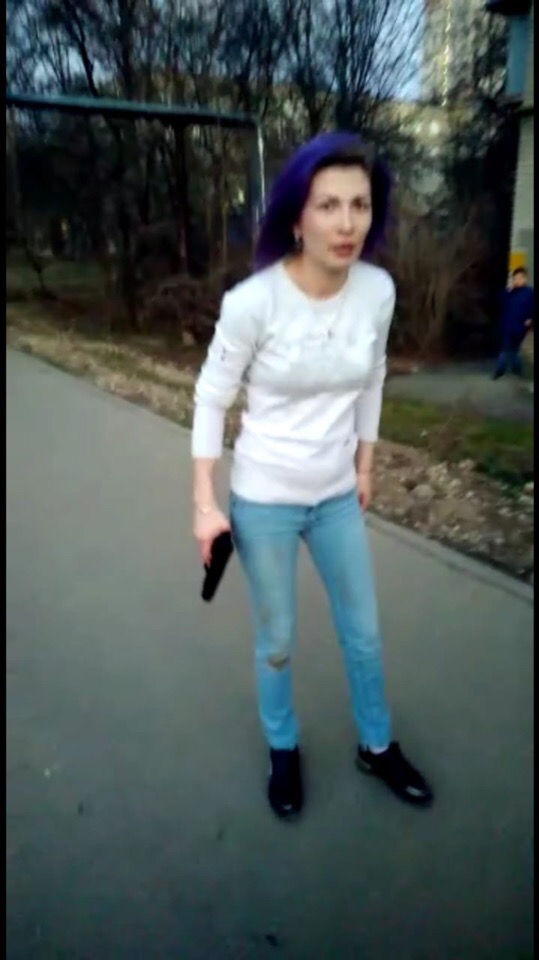 Компания из примерно 20 женщин избила семью — мама, папа, дочь — которые жарили шашлык в городе Одинцово.