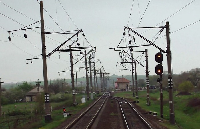 Что за белые полоски на столбах вдоль железных дорог?