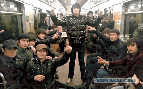 Как в Махачкале уступают дорогу скорой помощи