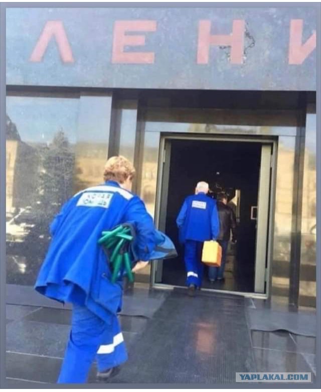 Гигантская очередь выстроилась в Мавзолей Ленина из москвичей и туристов