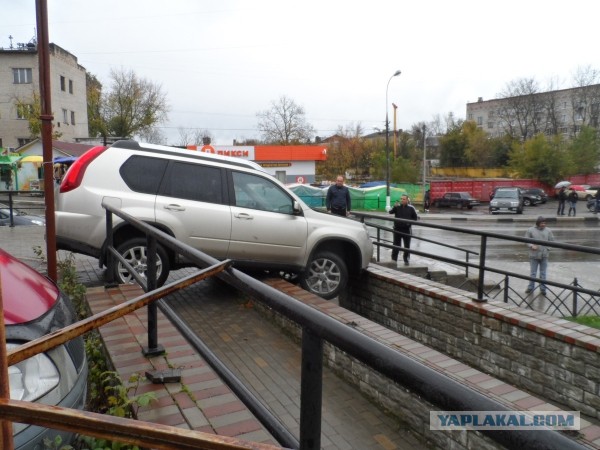 Девушка на заправке