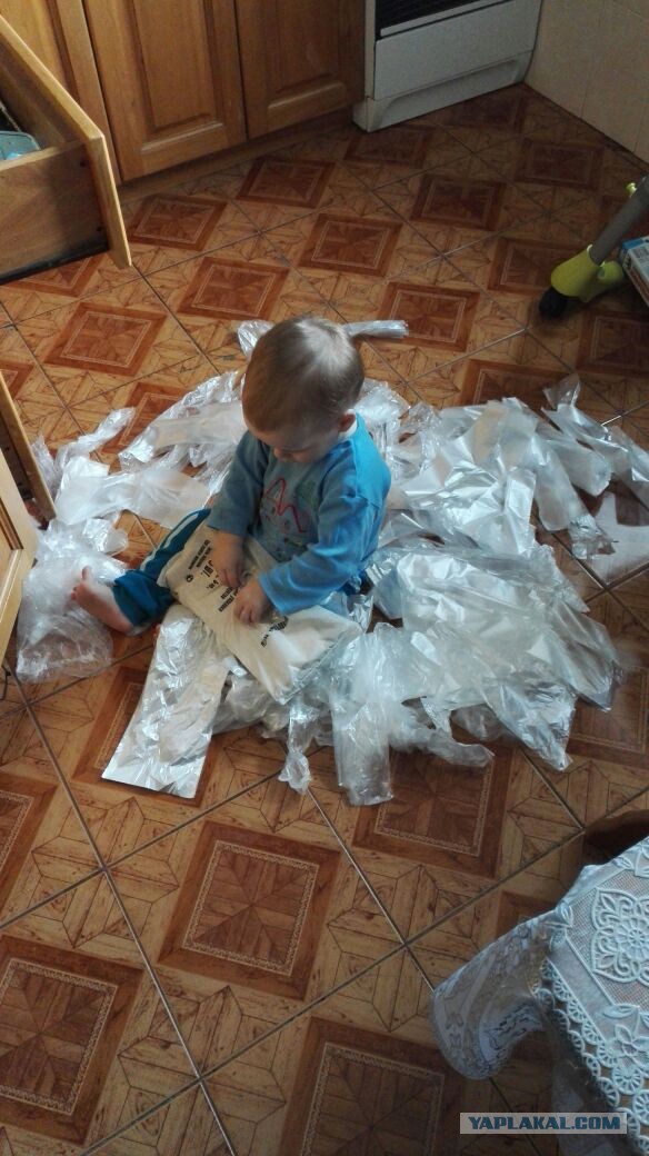 13 фото детей, которых на секунду оставили в комнате одних