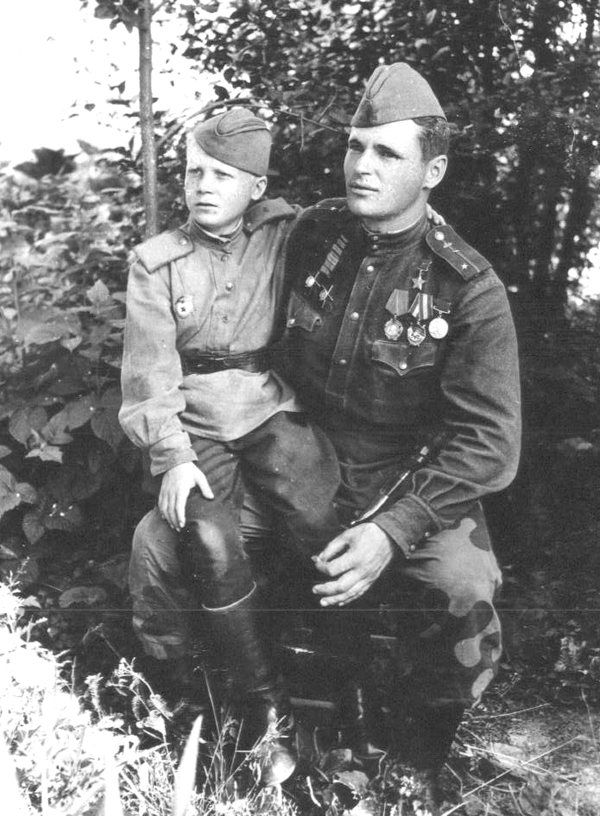 Гений разведки, сущий дьявол в бою, бывший уголовник...
