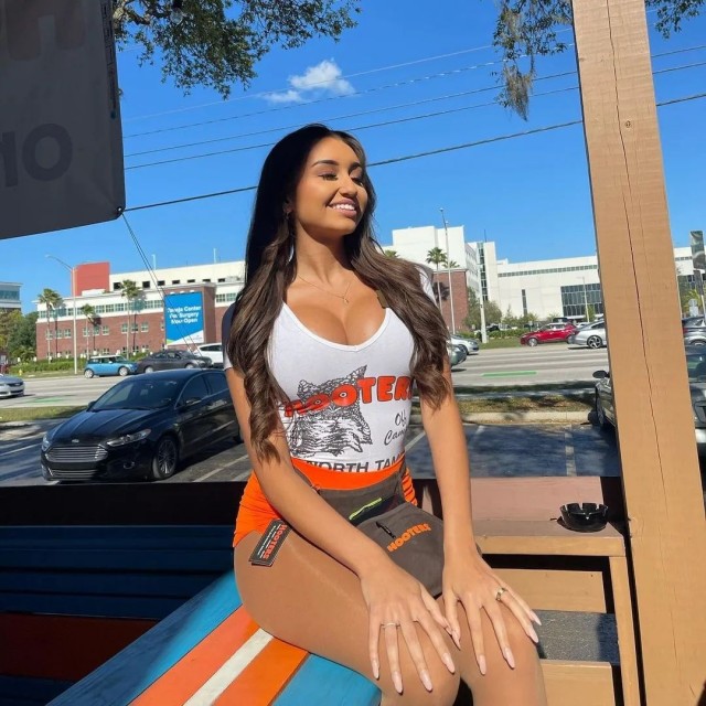 Сексуальные официантки Hooters